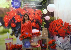 Ann Jennen van FleuroSelect met de FleuroStar winnaar van dit jaar, de Begonia MacaRouge van Beekenkamp Plants.